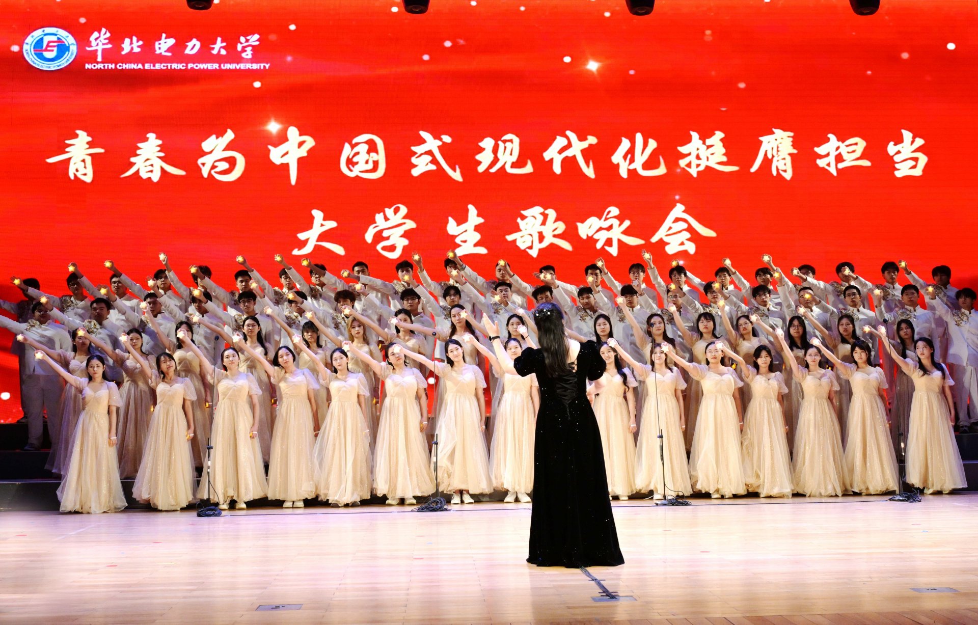 青春逐梦踏歌扬,