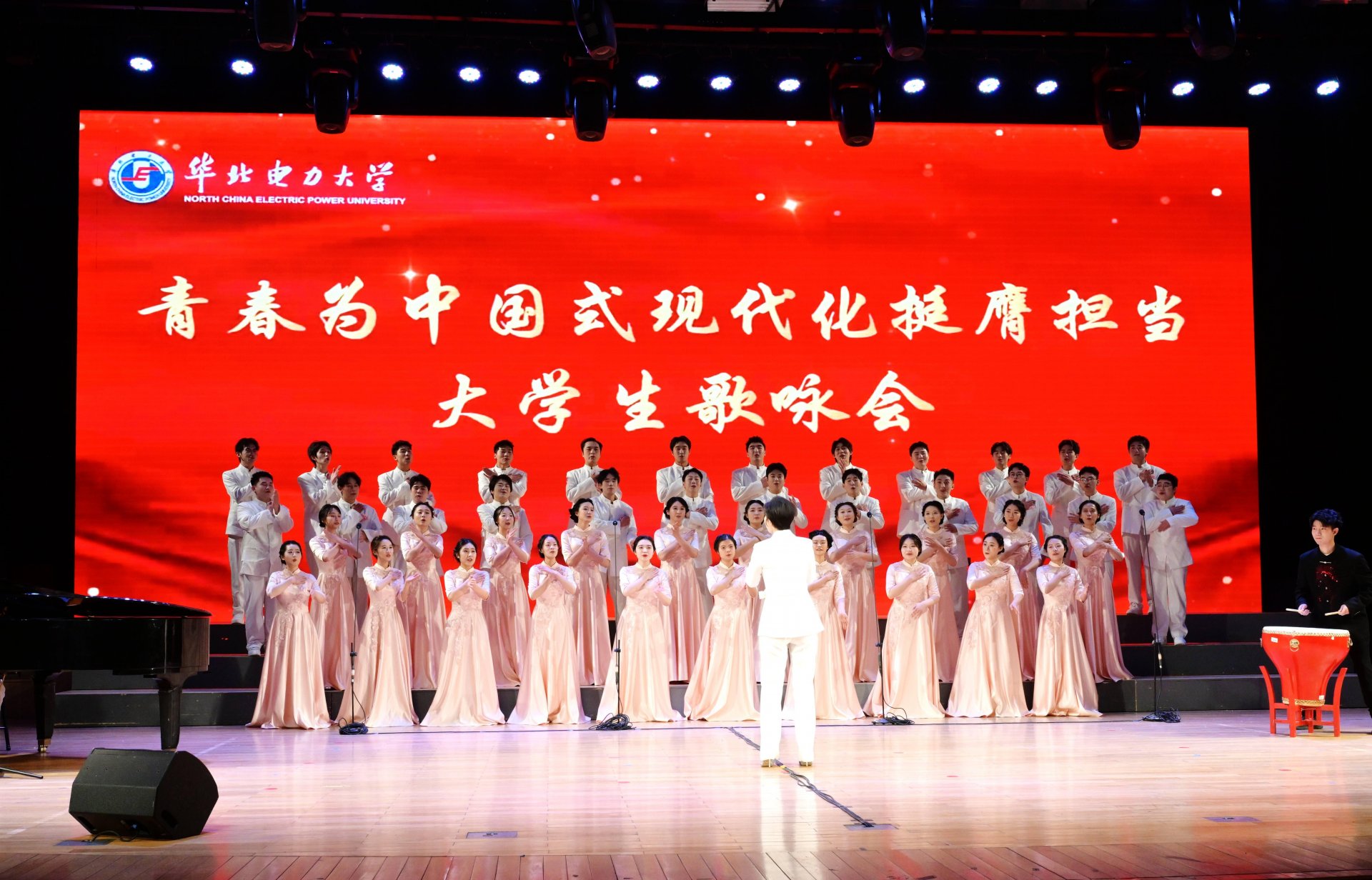 青春逐梦踏歌扬,
