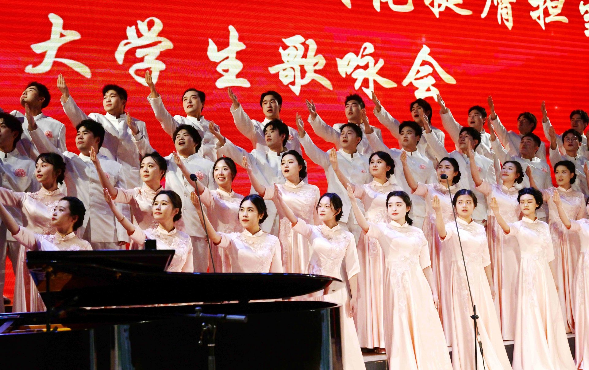 意气风发少年郎。