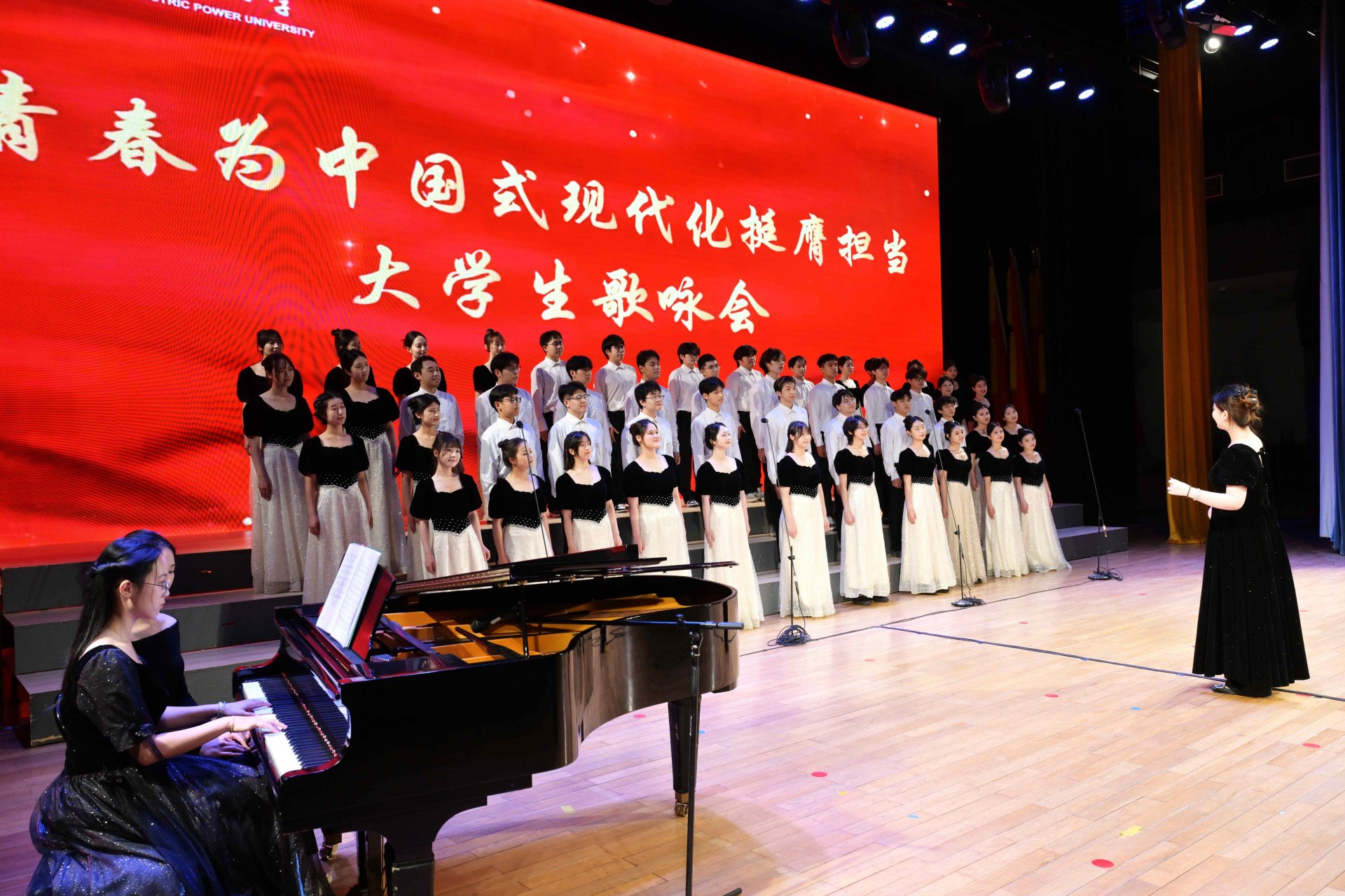 挺身奋进新时代