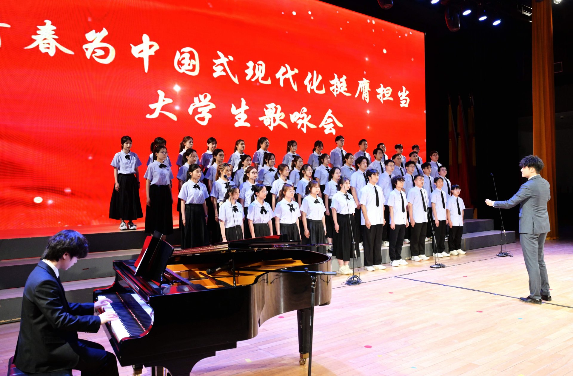 挺身奋进新时代,