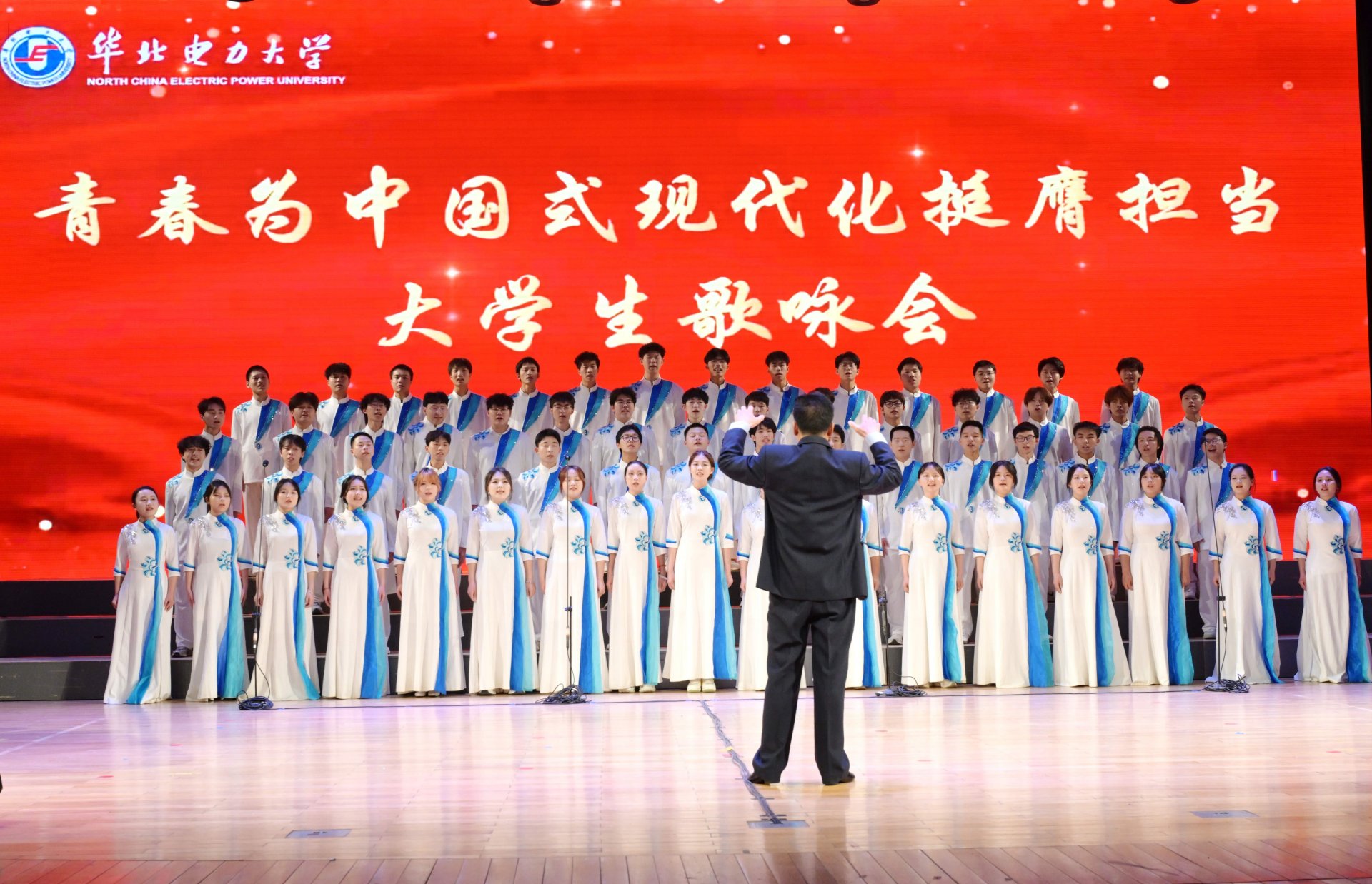 勇担重任谱华章