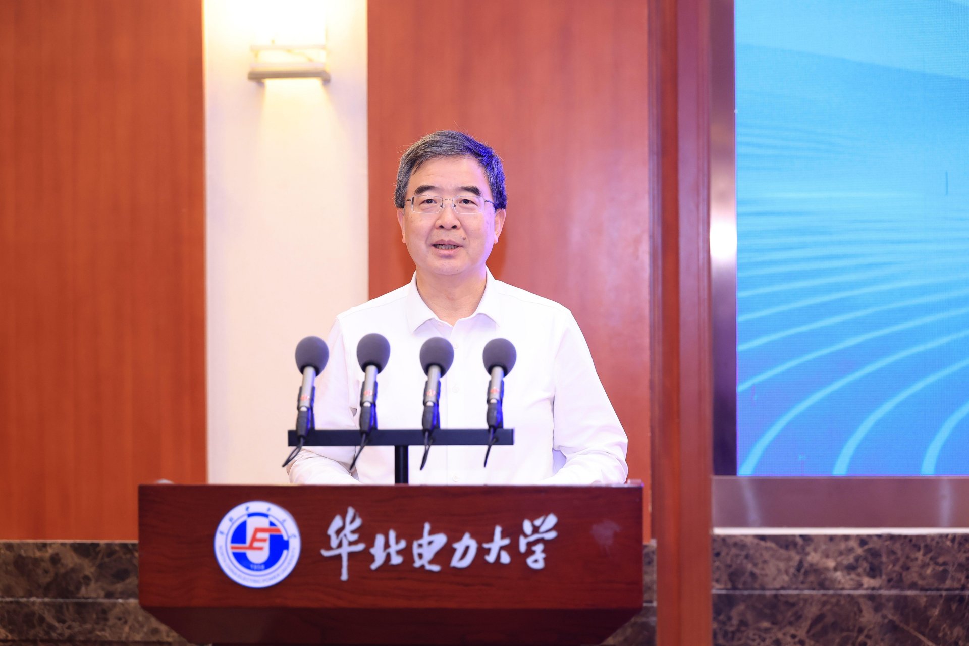 市教委主任李奕