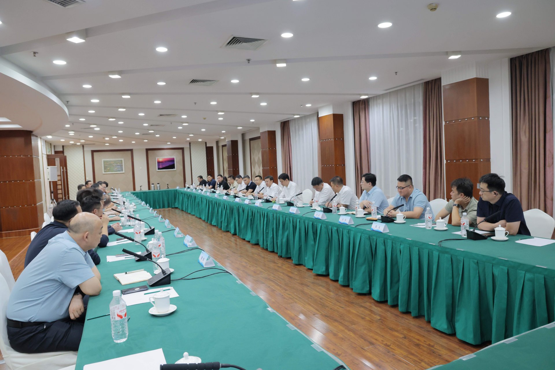 新闻3.jpg 推动校企校地合作