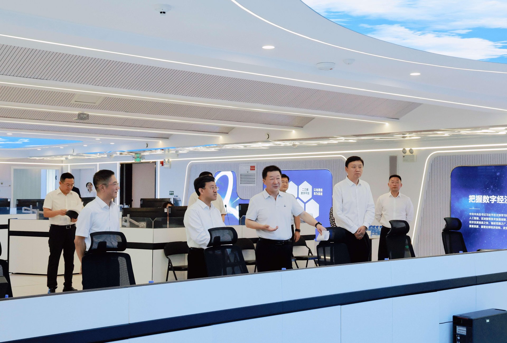 新闻2.jpg 新疆维吾尔自治区党校座谈交流