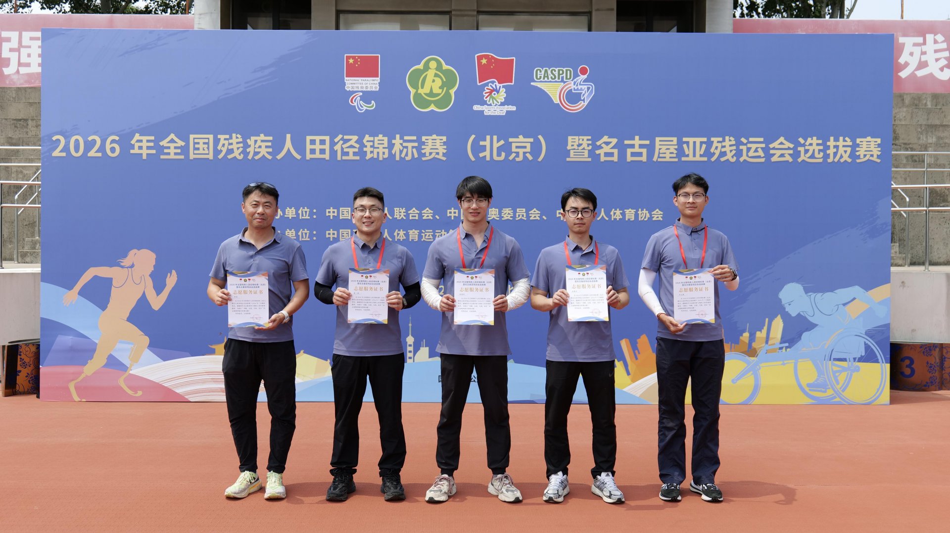 举重锦标赛中的出色表现给予肯定与赞扬