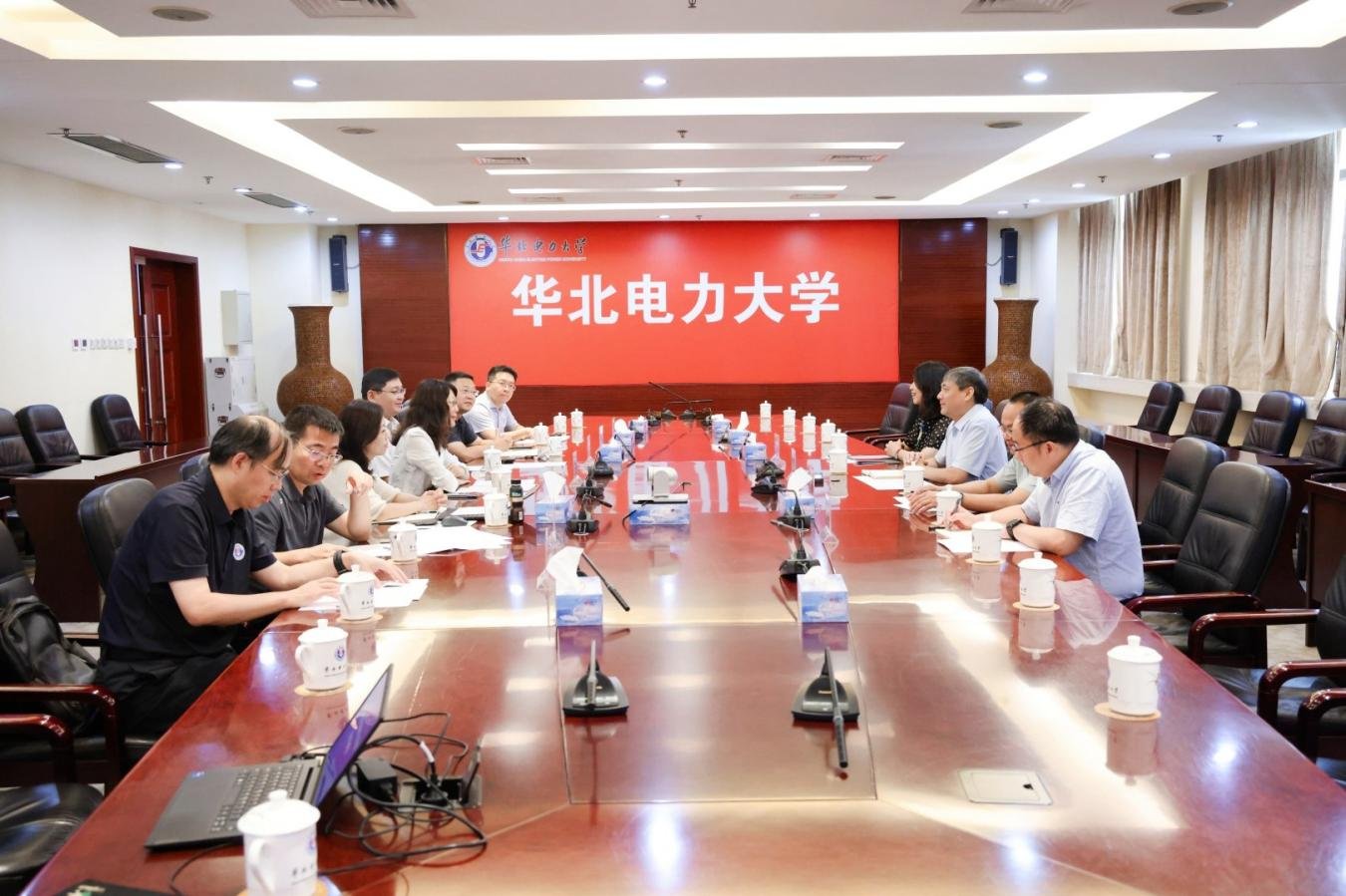 图片1.png 双方就进一步加强校际合作进行座谈交流